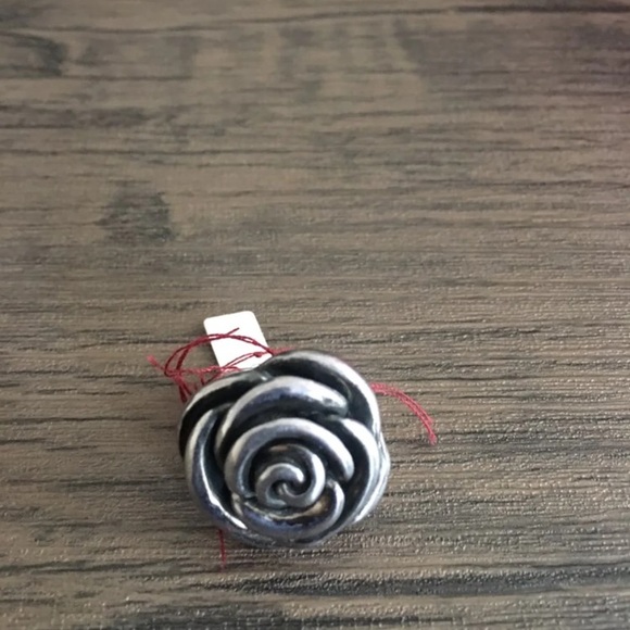 Sterling silver rose shape ring. size 6 - Picture 1 of 5